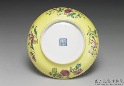 图片[3]-Dish with blue landscape inside a carved polychrome yellow exterior in falangcai painted enamels, Qianlong reign (1736-1795), Qing dynasty-China Archive